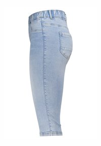 Lichtblauwe denim capri pants hebben een elastische tailleband, een vijfzakkenontwerp en een slim-fit vorm met nette stiksels aan de zoom.