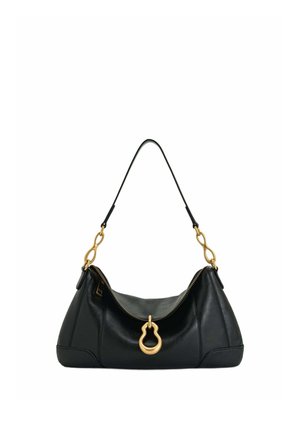 Sac bandoulière en cuir noir avec des accents en chaîne dorée sur la sangle et une grande fermeture éclair avant à fermoir métallique doré.