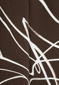 Tissu marron avec des lignes blanches abstraites, courbes et intersectées, formant un motif dynamique et irrégulier.