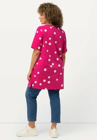 Ulla Popken POLKA DOT SHORT SLEEVE TEE - Triko s potiskem - fuchsia pink