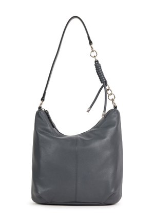 Sac à bandoulière en cuir gris foncé avec une seule lanière, des accents d’anneaux argentés et un détail en cuir enroulé près de la fixation de la lanière.