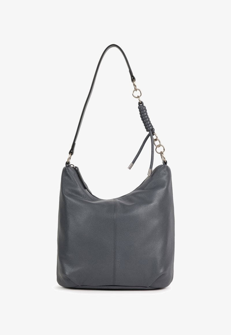 Sac à bandoulière en cuir gris foncé avec une seule lanière, des accents d’anneaux argentés et un détail en cuir enroulé près de la fixation de la lanière.