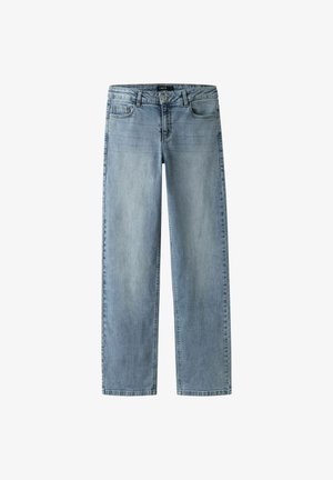 Jean en denim bleu clair avec une coupe droite, cinq poches, passants de ceinture et fermeture à bouton. Texture usée près des poches.