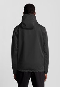 Mørk grå hættejakke med en glat, mat overflade. Har en afslappet pasform og minimalistisk design. Ingen synlige mønstre eller accenter.