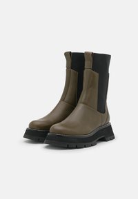 3.1 Phillip Lim KATE LUG SOLE COMBAT BOOT - Platform boots - dark olive/khaki - Zalando.de