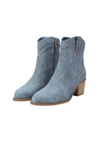 Stivaletti alla caviglia in suede blu chiaro con punta arrotondata, cerniera laterale e tacco impilato. Presentano un bottone decorativo e dettagli cuciti.