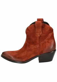 Stivale alla caviglia in suede marrone con punta affilata, profilo superiore curvo e tacco impilato. Presenta un'etichetta per facilitare l'indossamento. Texture liscia.
