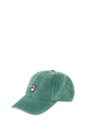 Zielona bawełniana czapka z daszkiem baseballowym o zakrzywionym rondzie oraz mała naszywka z czerwonym, białym i niebieskim logo na przednim panelu.