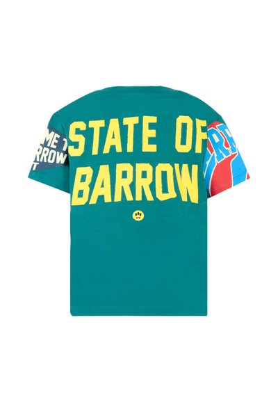 Zielona bawełniana koszulka z dużym, żółtym napisem "STATE OF BARROW" na plecach oraz kolorowymi akcentami na rękawach.