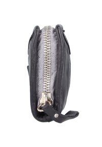 Portafoglio in pelle nera con zip argentata, texture liscia e fodera grigia. La chiusura con zip si estende lungo la parte superiore e il lato per un accesso facile.