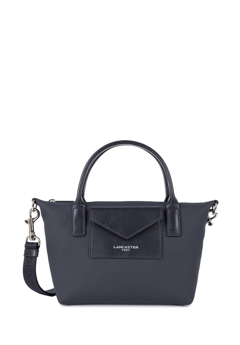 Borsa a tracolla blu navy realizzata in pelle liscia, con una tasca frontale con pattina, due manici superiori e una tracolla rimovibile.