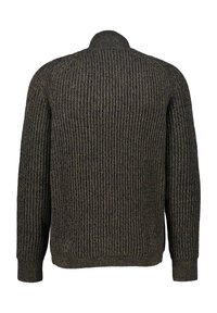 Stickad tröja i mörkbrun och svart, med vertikal ribbtextur, hög krage och långa ärmar med åtsittande muddar.