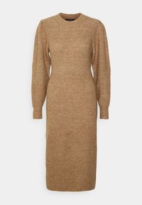 Robe en tricot dans une teinte marron chaud, présentant une silhouette ajustée, des manches longues et un col rond avec une finition texturée.