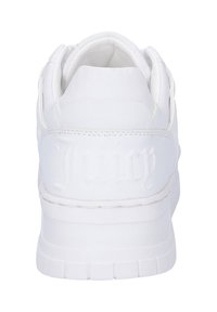 Sneaker bianca con tomaia in pelle liscia, linguetta imbottita e logo "Juicy" in rilievo sul tallone. Suola in gomma leggermente testurizzata.