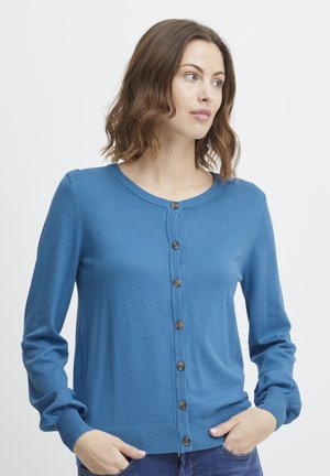 Blauer Cardigan aus weichem Material, mit Rundhalsausschnitt, langen Ärmeln und sechs Knopfverschlüssen, mit gerippten Bündchen und Saum.