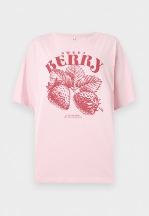 T-shirt rose clair avec des fraises illustrées en rouge, des feuilles, et le texte "SWEET BERRY" et "STOP AND SMELL THE STRAWBERRIES".