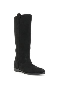 Bota de ante negra hasta la rodilla con punta redonda, acentos laterales y un tacón pequeño. Cuenta con una lengüeta para facilitar su uso.