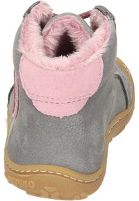 Grijze suede laars met roze suede accenten, zachte roze bontvoering en een rubberen zool. Kenmerkt zich door een ronde vorm en gestikte details.
