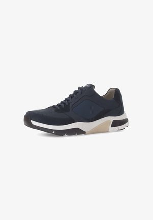 Navy-blauwe sportieve schoen met een combinatie van suede en mesh panelen, vetersluiting, gevoerde zool en een contrasterende witte en beige tussenzool.