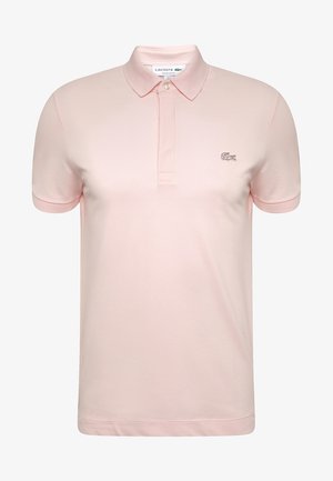 Lichtroze poloshirt met korte mouwen, een kraag, knoopsluiting en een klein geborduurd krokodillenlogo op de linker borst.