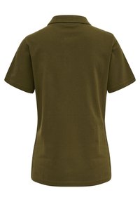 Olivgrön pikétröja av ekologisk bomull med korta ärmar, klassisk krage och en mjuk textur. Baksidan har en enkel design utan utsmyckningar.