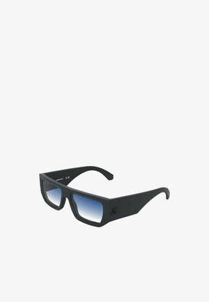 Czarne prostokątne okulary przeciwsłoneczne z niebieskimi soczewkami o gradiencie. Matowe wykończenie, solidna oprawka i elegancki design z subtelnym logo po boku.