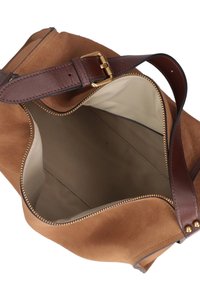 Borsa a tracolla in suede marrone con una tracolla in pelle liscia. Interno beige chiaro con chiusura a zip e bordature in contrasto scure. Finiture in hardware dorato.