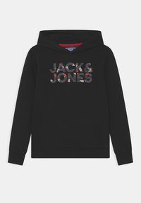Svart huva sweatshirt med en framsida grafik i nyanser av grått, rött och beige med texten "JACK & JONES". Tillverkad av mjukt material.