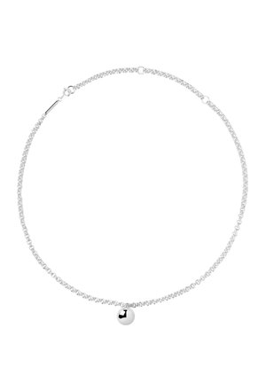 Hopeinen ketjukaulakoru, jossa pieni kiillotettu pallomainen riipus ja kevytlenkkikiinnike valkoisella taustalla.