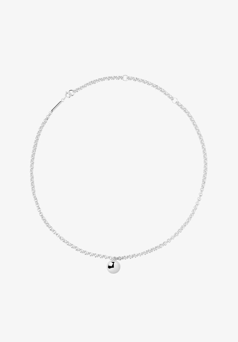 Collier en chaîne argentée avec un petit pendentif sphérique poli et un fermoir anneau ressort sur fond blanc.