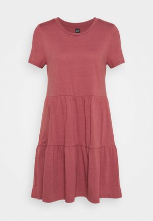 Robe à manches courtes, longueur genoux, en rose pâle, fabriquée en tissu doux. Dotée d'un col rond et d'un design en étages avec une texture froncée.