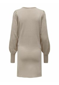 Stickad beige klänning med puffärmar, som har ett texturerat mönster på ärmarna och ribbade muddar. Slät kropp med rund halsringning.