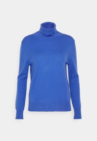 Niebieski sweter z golfem, z długimi rękawami, ściągaczami na mankietach i dolnym brzegu; wykonany z miękkiego materiału o gładkiej fakturze i minimalnej liczbie detali.