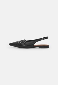 Must must nahk slingback tasase jala king, terav nina, millel on kaks horisontaalset rihma ja ruudukujulised hõbedased sanga, madal konts ja sile tekstuur.