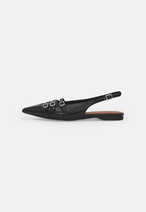 Schwarze Leder-Slingback-Ballerina mit spitzem Zeh, ausgestattet mit zwei horizontalen Riemen und quadratischen silbernen Schnallen, mit flachem Absatz und glatter Oberfläche.