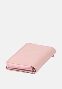 Rosa Kunstleder-Wallet mit glatter Textur, einem Reißverschlussfach und einem klaren, minimalistischen Design. Kompakt und faltbar.