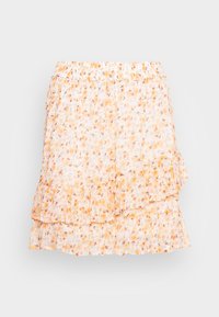 Saia floral com uma base branca, apresentando padrões de flores laranja e amarelas. Projetada com uma bainha franzida e uma cintura elástica.