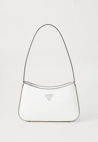Witte leren schoudertas met een gebogen vorm, zwarte afwerking en een driehoekig zilveren logo aan de voorkant. Voorzien van een dun handvat.