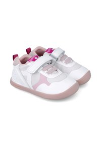 Sneakers bianchi e rosa per bambini con un design in rete e sintetico, dotati di una striscia in Velcro e di una suola imbottita.
