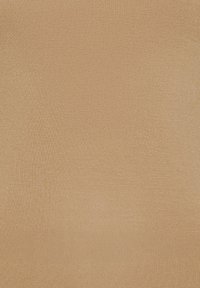 Beige színű, sima felületű texturált anyag, egységes színnel és finom fényességgel, amely különféle kárpitozási alkalmazásokhoz megfelelő.