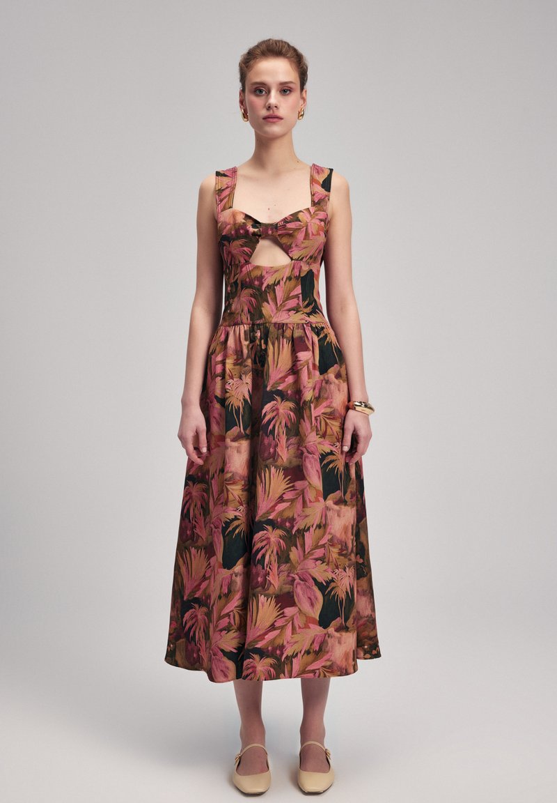 Blumenmidi-Kleid aus Baumwolle mit tailliertem Oberteil, Schlüssel-Ausschnitt und ausgestellt Rock. Verfügt über botanische Muster in Pink, Grün und Schwarz.