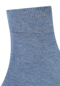 Blaue Stricksocke mit einem strukturierten Rippbündchen. Die Textur ist glatt und weist ein gleichmäßiges Muster sowie einen weichen, dehnbaren Stoff auf.