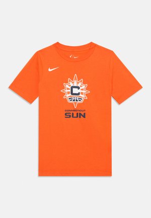 T-shirt orange vif à manches courtes avec le logo Nike et le logo de l'équipe de basket Connecticut Sun en blanc et bleu marine sur le devant.