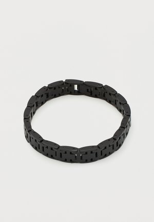 Bracelet à maillons en métal noir avec des segments rectangulaires entrelacés, disposés en forme circulaire sur un fond blanc.