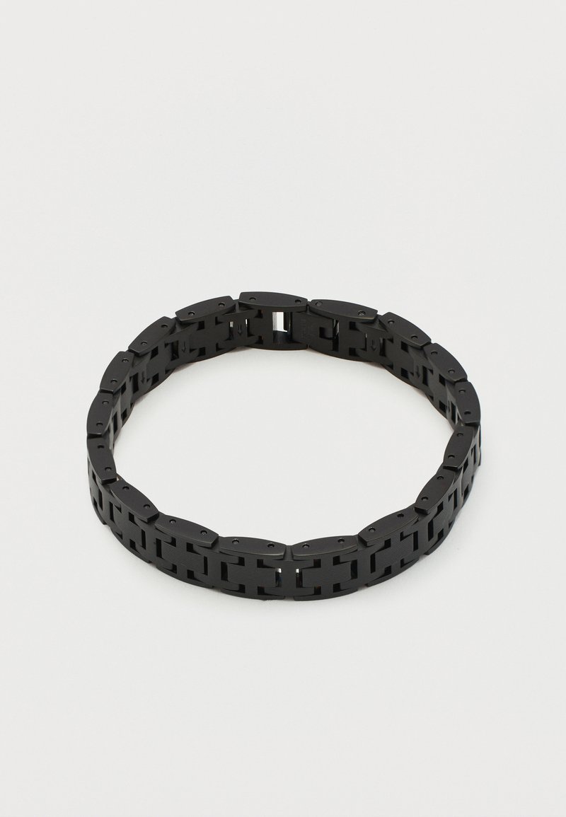 Bracelet à maillons en métal noir avec des segments rectangulaires entrelacés, disposés en forme circulaire sur un fond blanc.