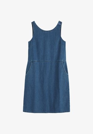 Vestido de mezclilla azul sin mangas con escote redondo, bolsillos laterales y dos botones en la tira del hombro izquierdo.