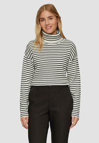 Gestreepte coltrui in zwart en wit, met een relaxed fit en lange mouwen, gecombineerd met zwarte, op maat gemaakte broek.