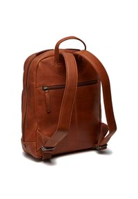 Sac à dos en cuir marron avec deux bretelles, une poignée sur le dessus et une poche zippée à l'avant ; présente une texture lisse et des coutures détaillées.