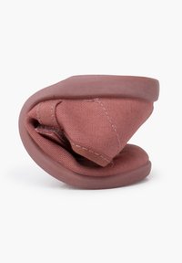 Růžová textilní bota s měkkým, flexibilním designem; zaoblený tvar; texturovaný povrch; gumová podrážka s mírným vyvýšením; skládací vzhled.