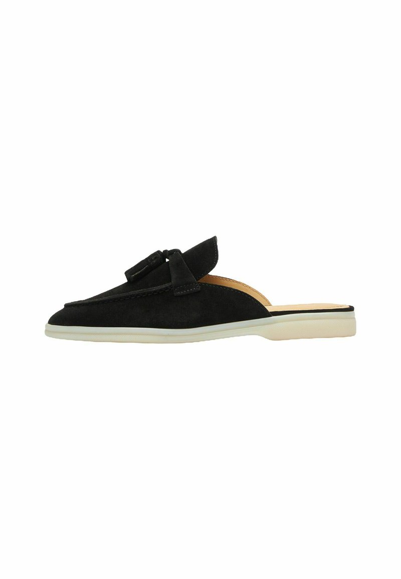Crne antilop cipele na slip-on s šiljastim vrhom, dekorativnom mašnom i kontrastnom bijelom gumenom potplatu. Glatka unutrašnjost.